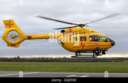 L'ambulance aérienne d'East Anglian prend son envol de l'aéroport de Cambridge après que l'équipage ait reçu un appel pour assister à un accident de la route à Fakenham, Norfolk.Les équipages de l'organisme de bienfaisance de l'ambulance aérienne où le duc de Cambridge travaille comme pilote ont déménagé dans une nouvelle base qui devrait aider à améliorer leurs capacités de sauvetage. Banque D'Images