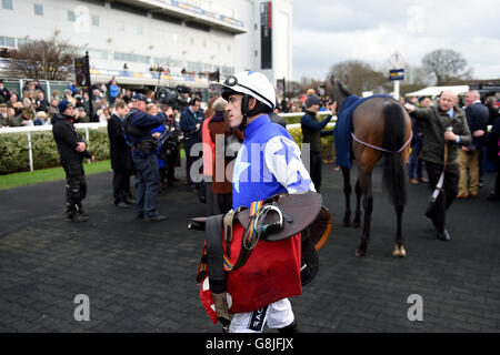 Jockey Ruby Walsh après avoir pris Open Eagle à la troisième place Dans le William Hill sur l'obstacle de vos novices mobiles Banque D'Images