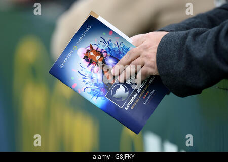 Courses de Kempton Park - Festival d'hiver de William Hill - première journée. Détail d'un pilote qui vérifie la carte de la journée Banque D'Images