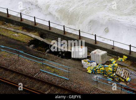 Une vue de la voie ferrée entre Folkestone et Douvres dans le Kent qui a été fermée indéfiniment, après de graves fissures et des trous de puits sont apparus dans le digue qui soutient la ligne, à la suite de la récente tempête. Banque D'Images