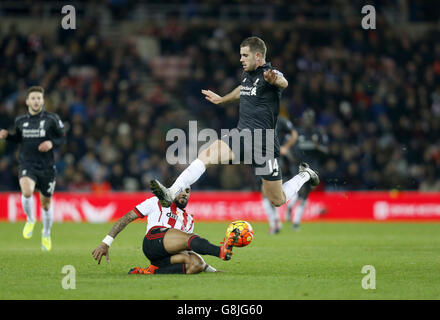 Yann m'Vila, de Sunderland, glisse sur le Jordan Henderson de Liverpool lors du match de la Barclays Premier League au stade de Light, Sunderland. APPUYEZ SUR ASSOCIATION photo. Date de la photo: Mercredi 30 décembre 2015. Voir PA Story FOOTBALL Sunderland. Le crédit photo devrait se lire: Owen Humphreys/PA Wire. Banque D'Images