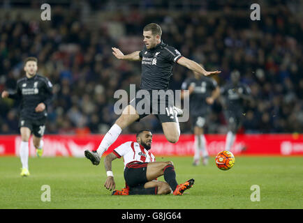 Yann m'Vila, de Sunderland, glisse sur le Jordan Henderson de Liverpool lors du match de la Barclays Premier League au stade de Light, Sunderland. Banque D'Images