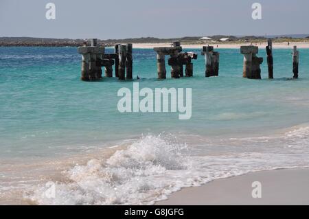 Ancienne jetée abandonnés ruines dans le turquoise de l'Océan Indien à Seascape Jurien Bay à l'ouest de l'Australie. Banque D'Images