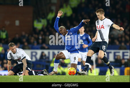 Arouna Kone (au centre) d'Everton en action avec Toby Alderweireld (à gauche) de Tottenham Hotspur et Eric Dier lors du match de la Barclays Premier League à Goodison Park, Liverpool. Banque D'Images