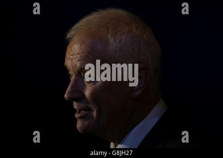 Barry Hearn, président de la Professional Darts Corporation, s'entretient avec certains médias lors de la finale du Championnat du monde William Hill PDC à Alexandra Palace, Londres. Banque D'Images