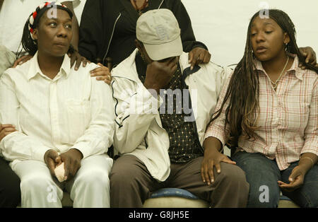 La famille de l'adolescent assassiné Anthony Walker (L-R mère Gee, père Steve et sisiter Dominique, sur les lieux de sa mort dans la région de Huyton à Liverpool. Un homme a été arrêté aujourd'hui pour suspicion de meurtre à la suite d'une attaque raciste contre Anthony avec une police hache a déclaré. Anthony Walker, un étudiant de niveau a noir de 18 ans, a été laissé avec la hache incrustée dans son crâne dans l'assaut « violent et non provoqué » dans un parc près de sa maison à Huyton. Banque D'Images