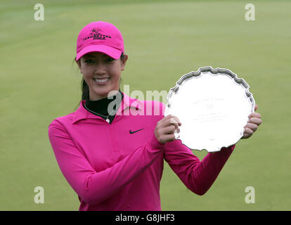 Golf - Women's British Open 2005 - Royal Birkdale. Michelle Wie aux États-Unis avec le trophée amateur de premier plan. Banque D'Images