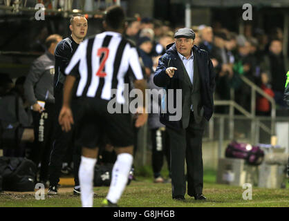 Alan Devonshire, directeur de Maidenhead United (à droite) gestes sur la ligne de contact. Banque D'Images