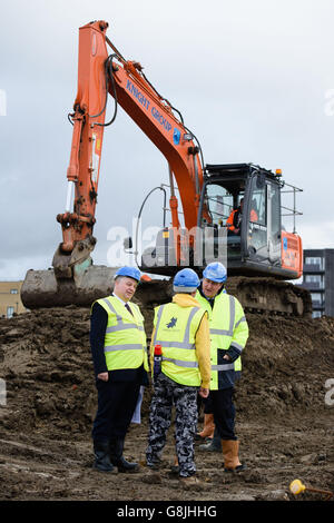 Le Premier ministre David Cameron visite un centre de logements Bellway à Barking, dans l'est de Londres, à la suite de l'annonce que plus de 10,000 nouvelles maisons seront construites sur des terres publiques par le biais de la mise en service directe par le gouvernement. Banque D'Images