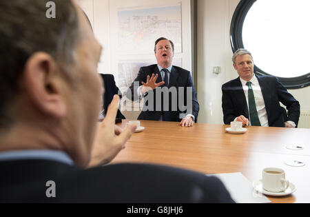 Le Premier ministre David Cameron et le candidat mayonnaise du parti conservateur, Zac Goldsmith, assistent à une réunion avec les dirigeants de Bellway sur le site d'un nouveau développement de logements à Barking, dans l'est de Londres, à la suite de l'annonce de la construction de plus de 10,000 nouvelles maisons sur des terres publiques par le biais de la mise en service directe par le gouvernement. Banque D'Images