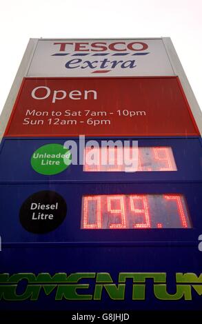 Un aperçu des prix de l'essence et du diesel chez Tesco à Ashford, dans le Kent, car les conducteurs peuvent désormais faire le plein de diesel pour moins de 1 livre par litre, après que les géants du supermarché aient réduit les prix à partir d'aujourd'hui. Banque D'Images