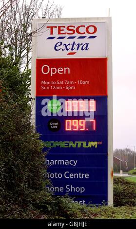 Une vue des prix de l'essence et du diesel à un Tesco à Ashford, dans le Kent, car les conducteurs peuvent maintenant faire le plein de diesel pour moins de 1 £ par litre après que les géants du supermarché ont réduit les prix à partir d'aujourd'hui. Banque D'Images
