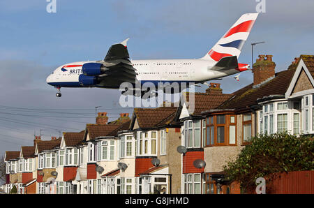 Un Airbus A380 de British Airways atterrit sur des maisons de Myrtle Avenue près de l'aéroport d'Heathrow, à l'ouest de Londres. Banque D'Images