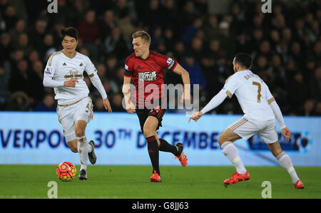 Darren Fletcher (centre) et Ki de Swansea City de West Bromwich Albion Sung-yueng (à gauche) bataille pour le ballon Banque D'Images