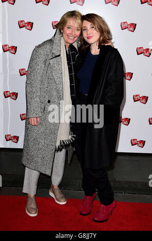 Emma Thompson et sa fille Gaia Romilly Wise assistent à la soirée presse des gars et poupées au Savoy Theatre, Londres. Banque D'Images