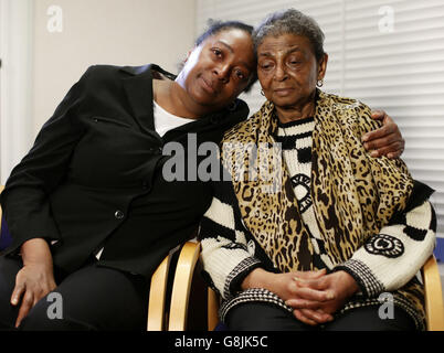 AVA (à gauche) et Pansy Blake, sœur et mère de l'actrice assassinée Sian Blake, après avoir donné un entretien médiatique au New Scotland Yard de Londres, où Ava a appelé Arthur Simpson-Kent, ami de Sian, à être « ramené en justice » dans les craintes qu'il a fui le pays. Banque D'Images