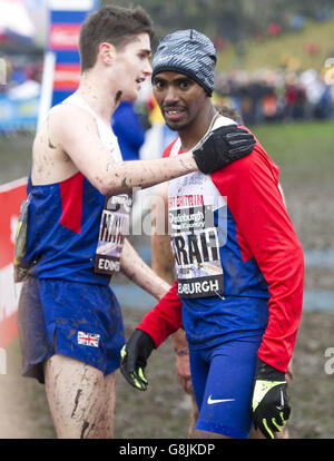 Mo Farah en Grande-Bretagne (à droite) après avoir terminé deuxième à l'épreuve de 8k hommes pendant la Grande Edinburgh International XCountry 2016 à Holyrood Park, Édimbourg. Banque D'Images