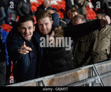 Les fans de stoke City fêtent dans les stands lors de la coupe Emirates FA, troisième partie au stade Keepmoat, Doncaster. Banque D'Images