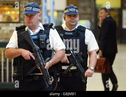 La police armée patrouille à la gare de Kings Cross à Londres, alors que la capitale était en état d'alerte pour une nouvelle attaque terroriste, quatre semaines après les attentats du 7 juillet et quinze jours après la tentative d'attentats du 21 juillet. Banque D'Images