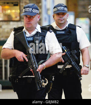 La police armée patrouille à la gare de Kings Cross à Londres, alors que la capitale était en état d'alerte pour une nouvelle attaque terroriste, quatre semaines après les attentats du 7 juillet et quinze jours après la tentative d'attentats du 21 juillet. Banque D'Images