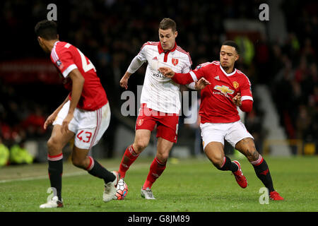 Memphis Delay (à droite) de Manchester United et Paul Coutts (au centre) de Sheffield United se battent pour le ballon lors de la Emirates FA Cup, troisième partie à Old Trafford, Manchester. Banque D'Images