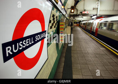 Un train souterrain traverse la station Russell Square après son réouverture, quatre semaines après l'attentat suicide à la bombe de Londres. Banque D'Images