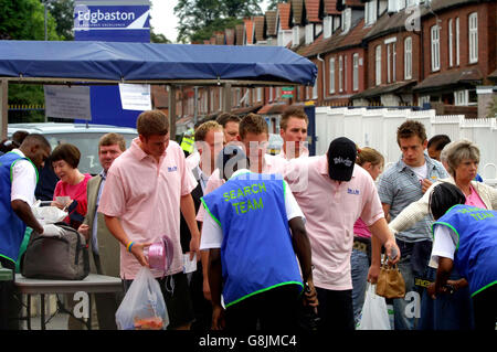 Les fans sont arrêtés et fouillés par la sécurité à Edgbaston, avant le premier jour du deuxième match d'essai entre l'Angleterre et l'Australie. Banque D'Images