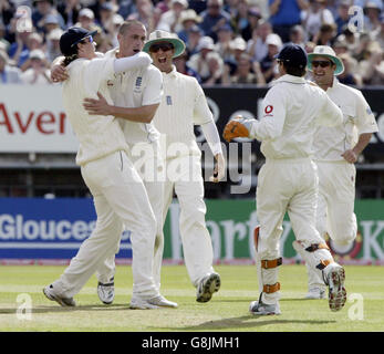 Simon Jones (deuxième à gauche) célèbre en Angleterre après avoir piégé le batteur australien Justin Langer LBW. Banque D'Images