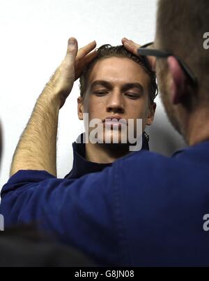 Modèles en coulisses avant le spectacle Bobby Abley London Collections Men AW2016 au BFC Show Space à Victoria House, Londres. Banque D'Images