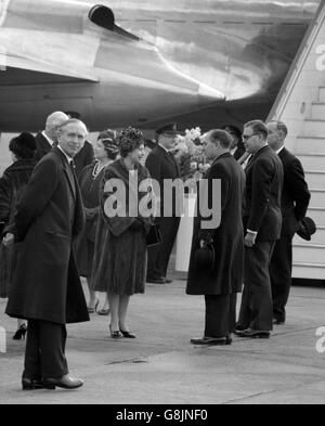 La reine Elizabeth II s'entretient avec les membres de la partie d'envoi avant de monter à bord d'un avion de ligne Britannia du BOAC pour se rendre à New Delhi au début d'une visite de 20,000 miles en Inde, au Pakistan, au Népal et en Iran. En arrière-plan se trouve la reine Elizabeth, la reine mère, et en premier plan à gauche, le comte de la maison, le secrétaire aux Affaires étrangères. Banque D'Images