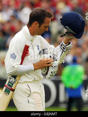 Le capitaine d'Angleterre Michael Vaughan quitte le terrain après avoir été emmené par le Brett Lee australien pour une course. Banque D'Images