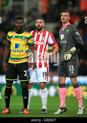 Jonathan Walters de Stoke City (au centre), Alexander Tettey de Norwich City (à gauche) et Declan Rudd, gardien de but de Norwich City, lors du match de la Barclays Premier League au Britannia Stadium, Stoke. Banque D'Images