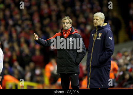 Jurgen Klopp, directeur de Liverpool (à gauche), et Arsenal, directeur, Arsene Wenger, lors du match de la Barclays Premier League à Anfield, Liverpool. Banque D'Images