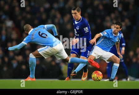 Fernando Reges de Manchester City et Jésus Navas se battent pour le Bal avec Muhamed Besic d'Everton Banque D'Images