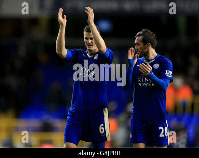 Robert Huth (à gauche) de Leicester City et Christian Fuchs célèbrent après le coup d'envoi final du match de la Barclays Premier League à White Hart Lane, Londres. Banque D'Images