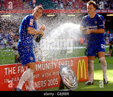 Football - FA Community Shield - Chelsea / Arsenal - Millennium Stadium.Frank Lampard (L) de Chelsea célèbre avec le capitaine John Terry après avoir remporté le Bouclier communautaire FA. Banque D'Images