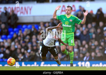 Danny Rose de Tottenham Hotspur est fouillé par Lee Cattermole de Sunderland (à droite) lors du match de la Barclays Premier League à White Hart Lane, Londres. Banque D'Images