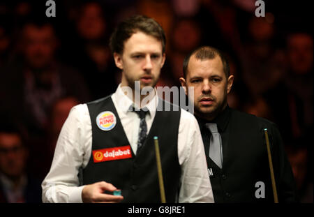 Barry Hawkins et Judd Trump au cours du septième jour des Dafabet Masters 2016 à Alexandra Palace, Londres. Banque D'Images