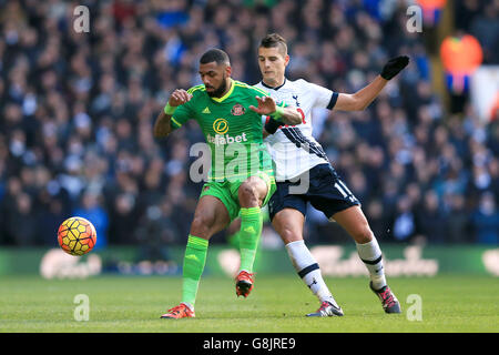 Erik Lamela de Tottenham Hotspur et Yann m'Vila (à gauche) de Sunderland se battent pour le ballon lors du match de la Barclays Premier League à White Hart Lane, Londres. Banque D'Images