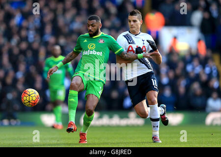 Erik Lamela de Tottenham Hotspur et Yann m'Vila (à gauche) de Sunderland se battent pour le ballon lors du match de la Barclays Premier League à White Hart Lane, Londres. Banque D'Images