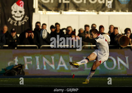 Saracens v Ulster Rugby - European Champions Cup - Pool One - Allianz Park.Paddy Jackson d'Ulsters lance une conversion lors de la coupe des champions d'Europe, et met en commun un match à Allianz Park, Londres. Banque D'Images