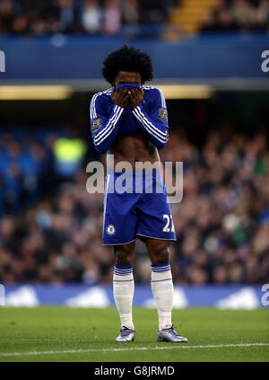 Chelsea contre Everton - Barclays Premier League - Stamford Bridge.Le Willian de Chelsea fait une chance manquée lors du match de la Barclays Premier League à Stamford Bridge, Londres. Banque D'Images