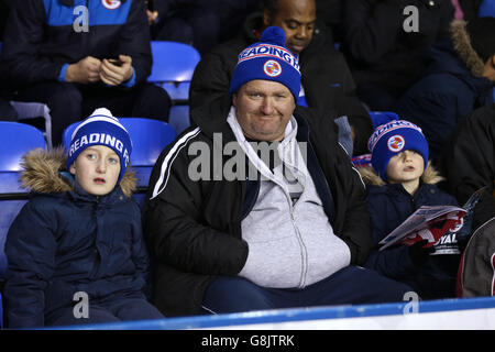 Reading v Huddersfield Town - Emirates FA Cup - Third Round Replay - Madejski Stadium. Lire les supporters dans les stands avant le match Banque D'Images