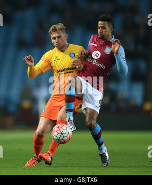 Jason McCarthy de Wycombe Wanderers (à gauche) et Scott Sinclair d'Aston Villa se battent pour le ballon lors de la coupe Emirates FA, troisième répétition à Villa Park, Birmingham. Banque D'Images