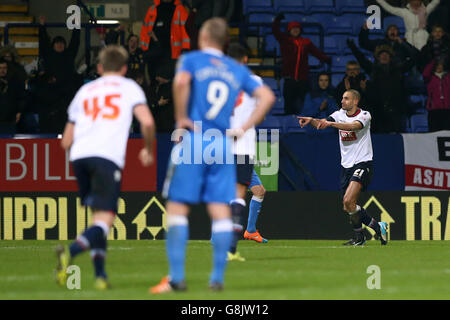 Darren Pratley de Bolton Wanderers (à droite) célèbre après avoir marquant son troisième but lors de la coupe Emirates FA, troisième manche au stade Macron, Bolton. Banque D'Images