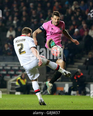 MK Donss' Lee Hodson (à gauche) et Marc Richards de Northampton Town bataille pour le ballon Banque D'Images