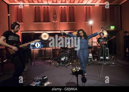 NAO joue en direct sur scène pendant le future Festival de radio 1 aux studios Maida Vale de Londres. Banque D'Images