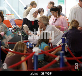 Les passagers du terminal 4 de Heathrow font la queue après que British Airways ait été forcée d'arrêter tous les enregistrements après une rangée de restauration. L'action, qui devait conduire à des annulations de vol, a été prise après que certains membres du personnel de BA ont cessé de travailler en sympathie avec le personnel mis à sac par la compagnie Gate Gourmet qui fournit de la nourriture aux vols de BA. Banque D'Images