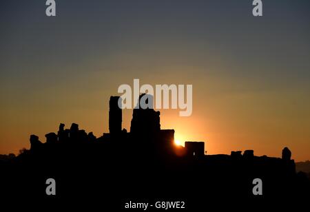 Le soleil se lève derrière le château de Corfe à Dorset, tandis que la Grande-Bretagne se réveillait à un autre point de départ glacial avec un risque de brouillard affectant l'heure de pointe du matin. Banque D'Images