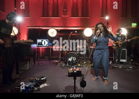 NAO se produit en direct sur scène lors du future Festival de radio 1 aux studios Maida Vale, Londres, le 19 janvier 2016. Banque D'Images